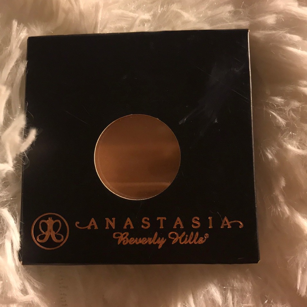 Anastasia Beverly Hills highlighter in Latte.